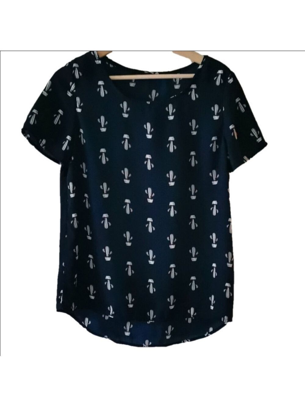 Max & Marcus cactus short sleeve blouse. Size Medium. EUC